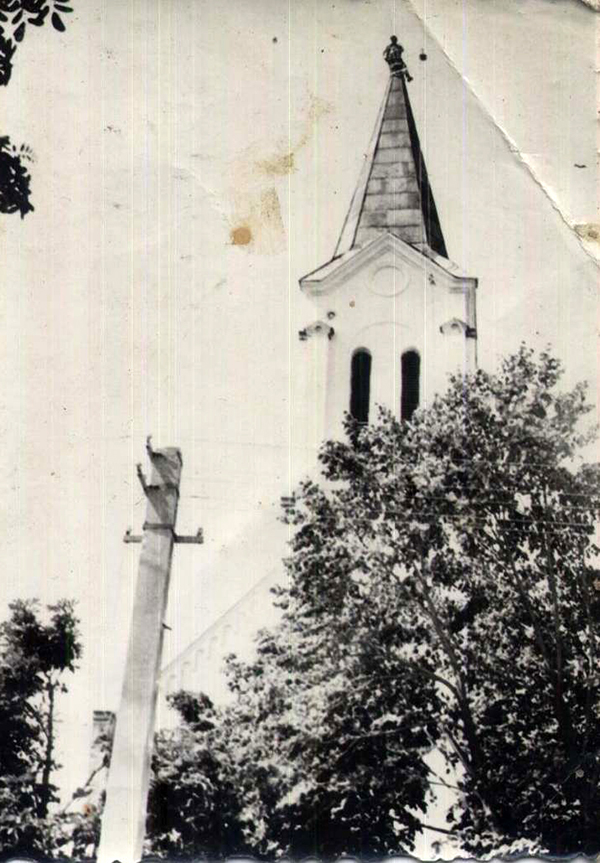 1965-1968 körül két-három fiú majdnem biztosítás nélkül felmászott a templom tornyára, hogy megjavítsák a keresztet, amelyet kikezdett az idő vasfoga. A fontos eseményt Konti Lajos unokaöccse segítségével fotózta és filmezte.
